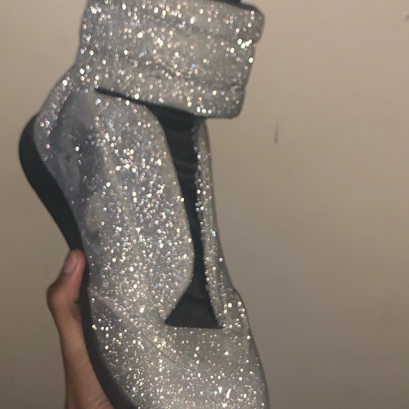 Sneakers - Picture 6 of 7